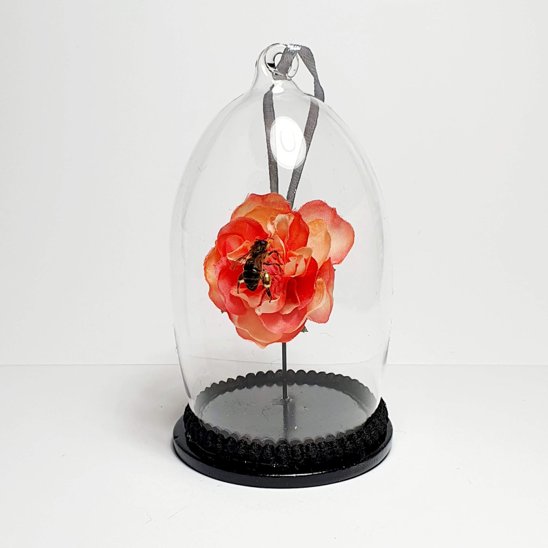 Natuur Historische Decoratie met 18k goud. Honingbij op bloem